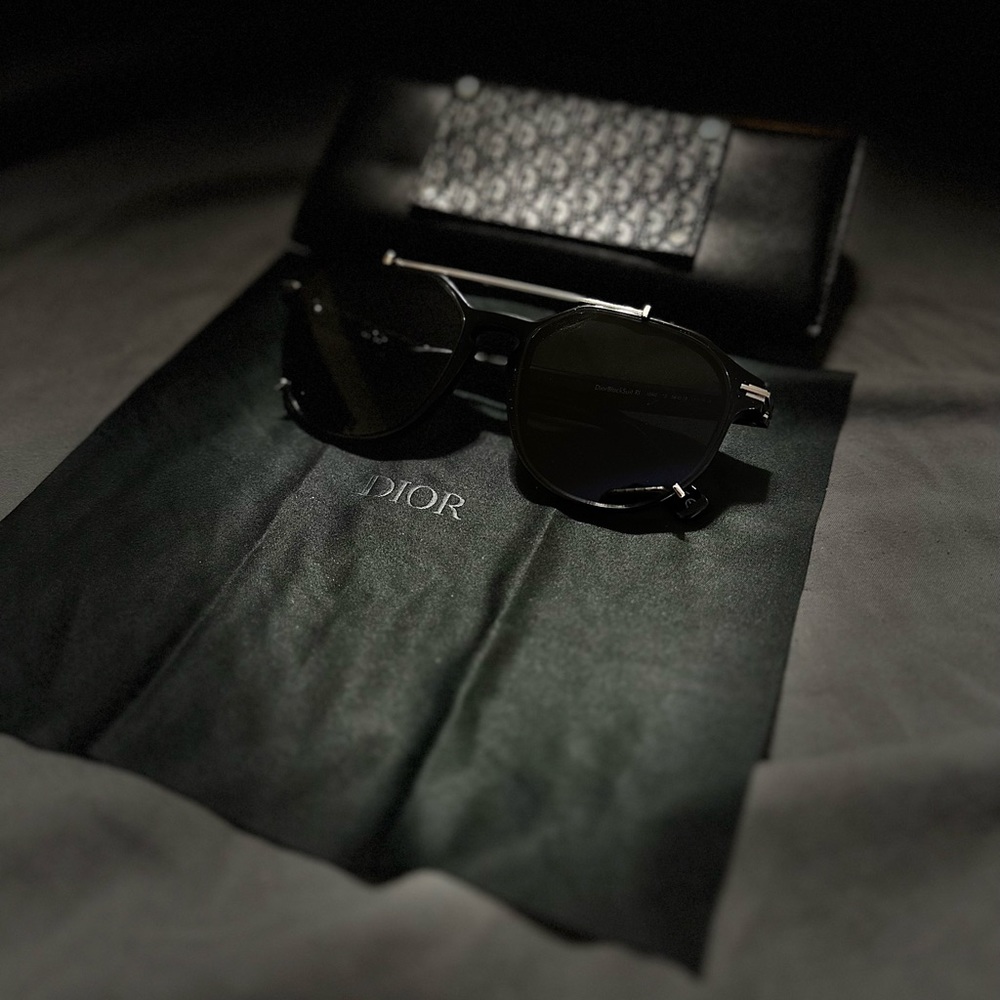 I have a pair of Christian Dior black suit sunglasses who is the original case - Picture 3 of 4